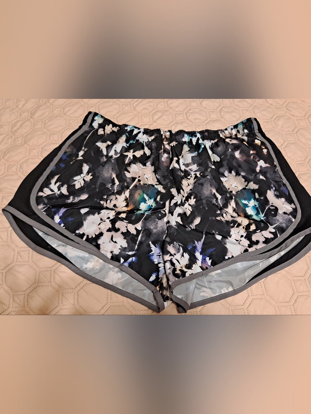 Nike Women’s Black Floral Athletic Shorts XL